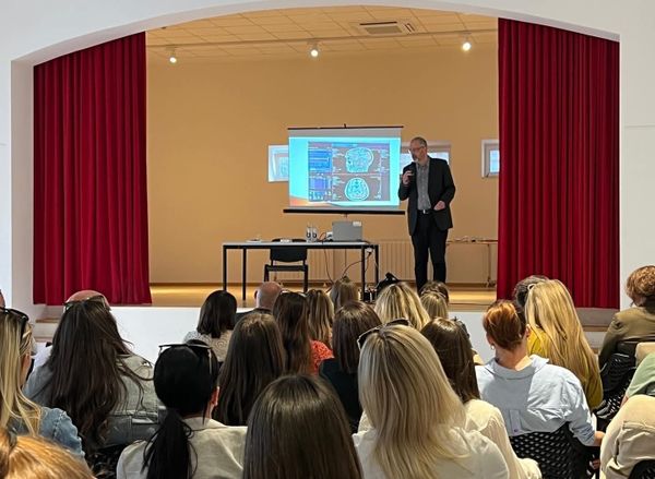 FOTO Zagvozd: predavanje dr. Ranka Rajovića o emocijama u digitalnom dobu okupilo brojne sudionike