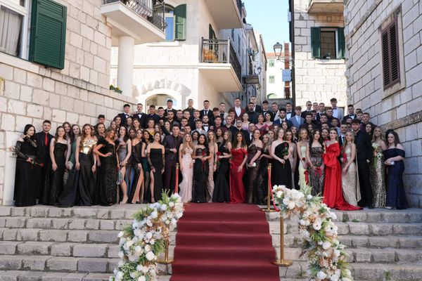 FOTO Povijesni trenutak za Imotski: maturanti prošetali poznatim skalinima uz čestitke gradonačelnika