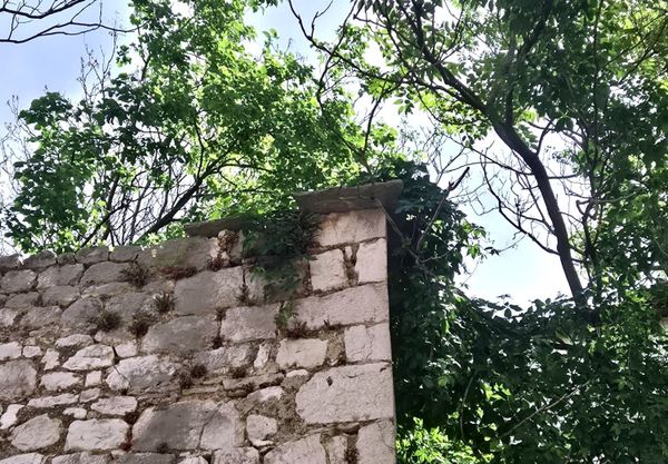 FOTO Građani upozoravaju: Nestabilna kamena ploča prijeti prolaznicima u Imotskom