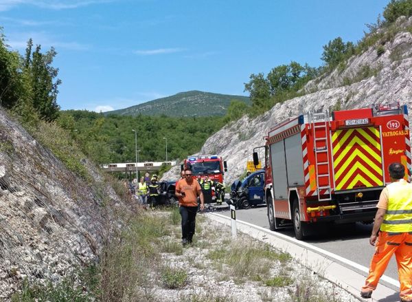 Završen očevid nakon teške nesreće kod Zagvozda: cesta ponovno otvorena