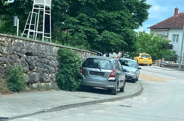 Građani traže reakciju: Auto bez registracija mjesecima stoji na nogostupu