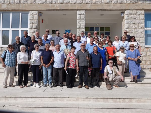 Pola stoljeća poslije ponovno sjeli u iste klupe: Prološki osmaši vratili se u najljepše uspomene
