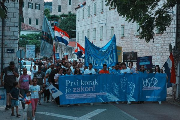 FOTO Imotski ponovno hodao za život: "Prvi korak je zakon!" - poruke za zaštitu nerođenih okupile brojne obitelji