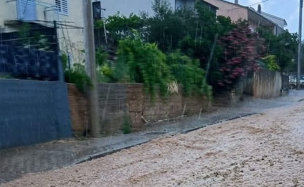FOTO Ljetni pljusak u Imotskom napravio kaos: Voda prodrla u kuće, garaže i lokale