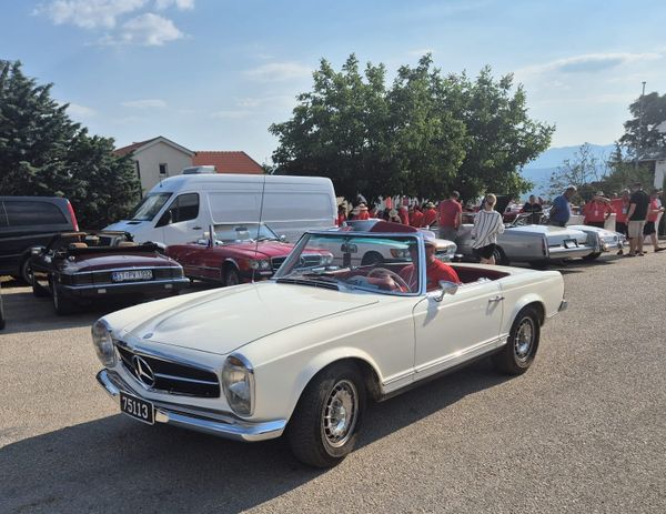 FOTO Oldtimer spektakl oduševio Imotski – rijetki kabrioleti privukli brojne poglede