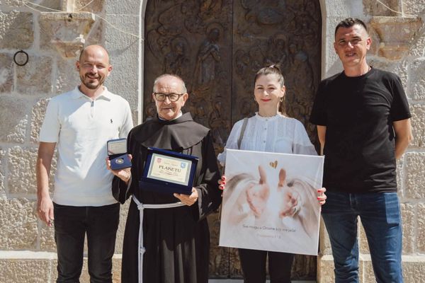 FOTO Zmijavci slave 50 godina svećeništva fra Frane Lace: uručena plaketa Općine i zlatni medaljon