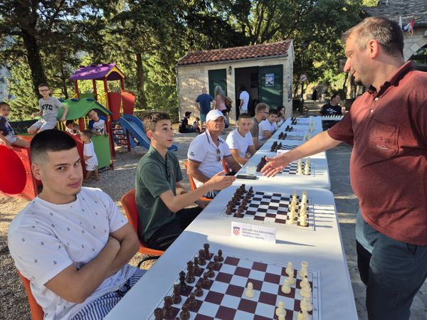 FOTO Šahovski spektakl na Modrom jezeru: 22 igrača protiv Plenkovića, remi uzela samo Ana Ostojić