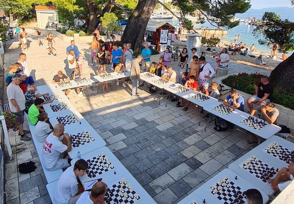 FOTO Nakon Modrog jezera Brela ugostila šahovski spektakl: Turist iz Gospića jedini pobijedio velemajstora Ivana Žaju