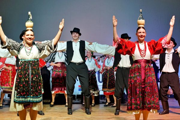 FOTO Ovacije na imotskoj tržnici: Folklorni ansambl "Jedinstvo" oduševio publiku na Imotskim silama