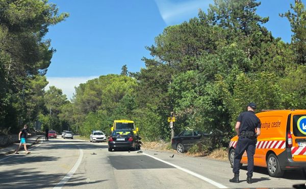 Prometna nesreća na DC76: Sudarila se dva osobna vozila, jedna osoba lakše ozlijeđena