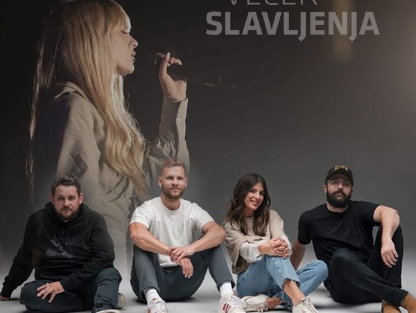 Molitveni koncert u Dugopolju: Albina i grupa Emanuel nastupaju ispred crkve sv. Mihovila arkanđela