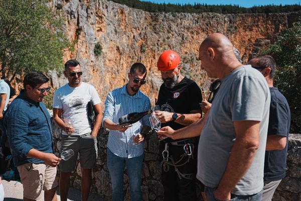 FOTO Imotska vina ponovno izvađena iz dubina Crvenog jezera: Kujundžuša i Trnjak nakon 14 mjeseci oduševili degustatore