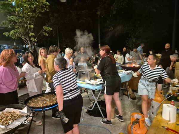 Imotska ribarska večer oduševila posjetitelje: Mirisi Jadrana osvojili tržnicu - Pedeset metara reda za porciju