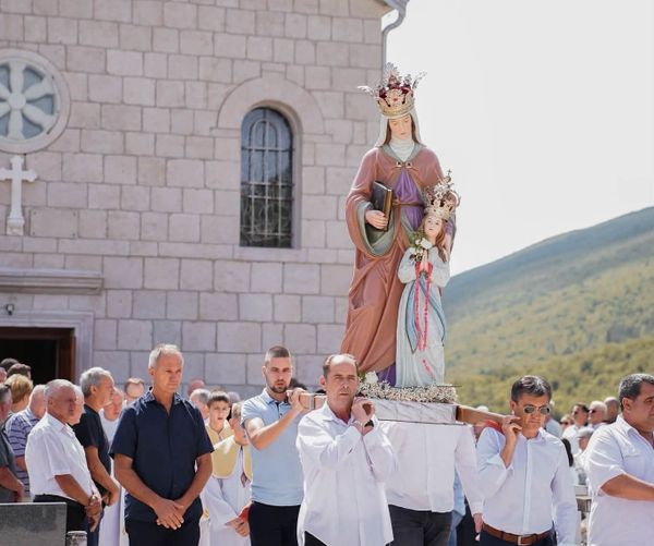 FOTO Poljica Imotska u znaku svete Ane: Mnoštvo vjernika sudjelovalo u tradicionalnoj procesiji