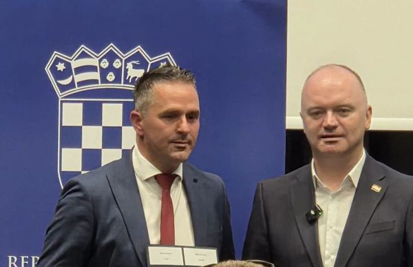 Runovićima 90 tisuća eura za djecu i obitelji: Općini uručena dva vrijedna ugovora