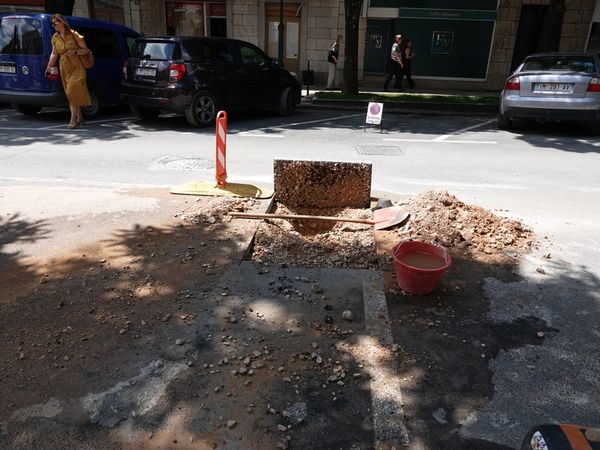 Stanari i vozači mjesecima upozoravali: Konačno se sanira puknuta cijev u Šetalištu Stjepana Radića
