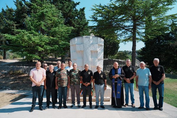 Uoči Dana pobjede i domovinske zahvalnosti i Dana hrvatskih branitelja: Položeni vijenci i upaljene svijeće kod spomen-križa ma Topani