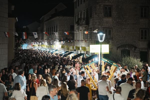 FOTO Imotski se pretvorio u vinsku pozornicu: Tisuće ljudi uživale u vrhunskim vinima na 22. Cvitu razgovora