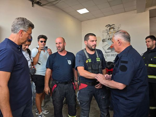 Boban nakon katastrofalnog požara kod Omiša: "Najvažniji su ljudski životi, evakuirano je više od 1.200 ljudi"
