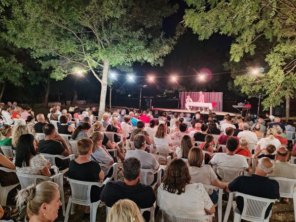 FOTO Krcata Lučica na Vrljici odzvanjala smijehom: Dramska udruga Proložac nasmijala publiku do suza