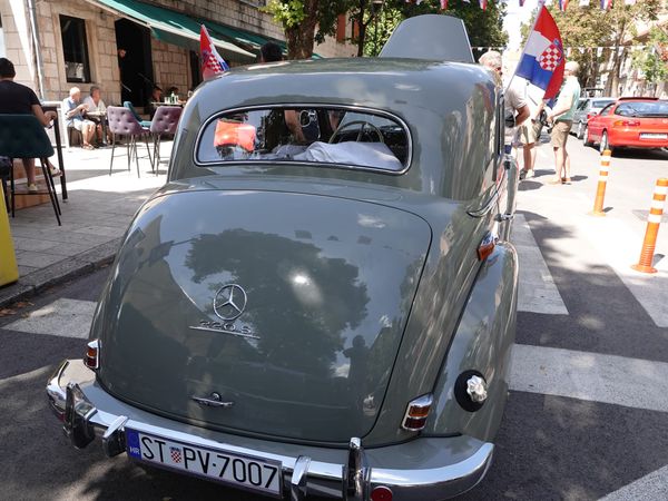 FOTO Pogled koji vraća u prošlost: Više od 100 oldtimera oduševilo Imotski, jedan Mercedes ukrao je sve poglede