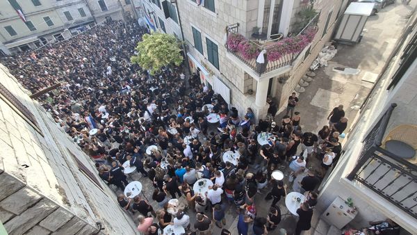 Imotski se zagrijava za Thompsonov koncert: Grad već preplavili posjetitelji, atmosfera raste iz minute u minutu