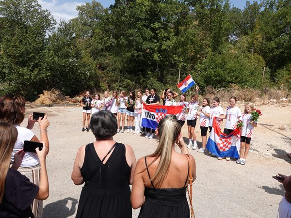 Zlatne imotske mažoretkinje i svjetske prvakinje dočekane pjesmom i zagrljajima