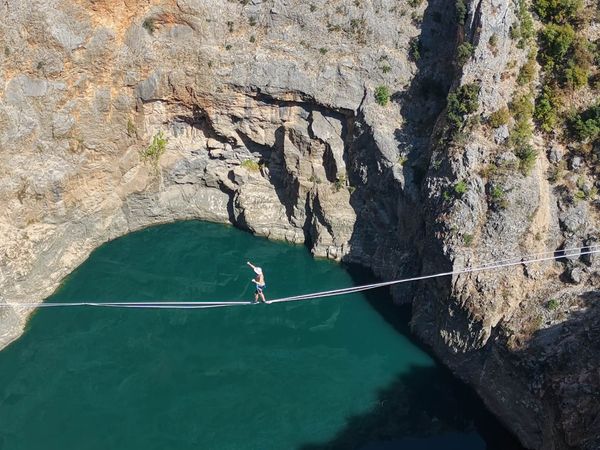 FOTO Spektakl iznad Crvenog jezera ponovno počeo: Gradonačelnik Kolovrat poželio dobrodošlicu highlinerima