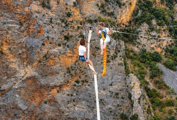FOTO Zaplesale visoko iznad Crvenog jezera: Imoćanka Daniela i Anja priredile prizor za pamćenje ali i poslale snažnu poruku