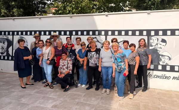 FOTO Imotski umirovljenici krenuli tragom Poljičke kneževine: Kušali soparnik, posjetili kuću Mile Gojsalić i otkrili bogatu baštinu