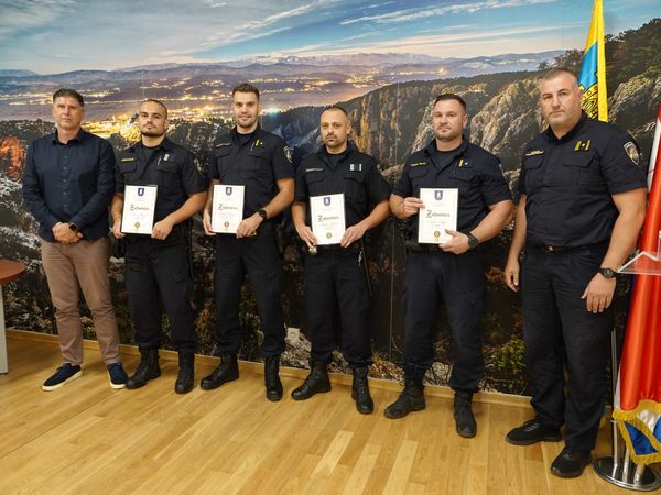 FOTO/AUDIO Gradonačelnik Kolovrat uručio zahvalnice imotskim policajcima: Njihov rad posebno istaknut nakon uspješnog ljeta