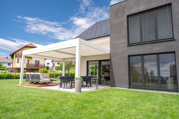 Bioklimatska pergola u Hrvatskoj – moderno rješenje za terase, kuće i apartmane