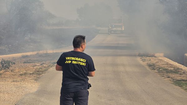 Velik požar izbio u Prološcu na predjelu "Vučija draga", na terenu imotski vatrogasci