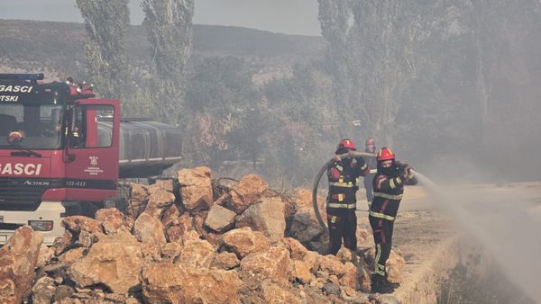 Dobra vijest iz Imotskog polja: Požar pod kontrolom, vatrogasci ostaju dežurati
