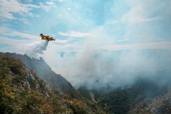 FOTO Ne palite vatru! Vatrogasci na terenu gase veliki požar, a buknula još tri požara u Imotskoj krajini