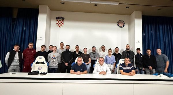 Imotska krajina dobiva novu generaciju nogometnih sudaca: Čak devetorica položila teoretski dio ispita