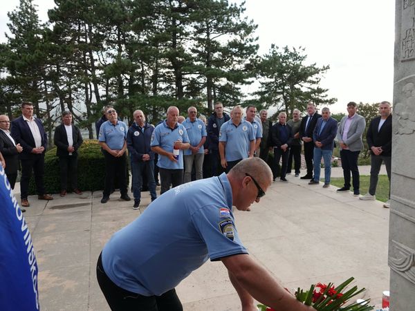 FOTO 36. obljetnica Udruge policijskih branitelja Imotski: Branitelji i predstavnici udruga odali počast poginulim suborcima