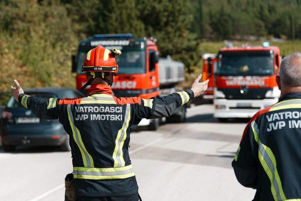 Kiša pada, ali požari ne prestaju: U Slivnu izgorjela velika lovačka kuća