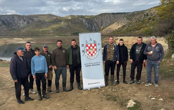 FOTO RD "Šaran" provelo hvalevrijednu akciju: Zasukali rukave i krenuli u čišćenje Vrljike, Prološkog blata i Zelenog jezera