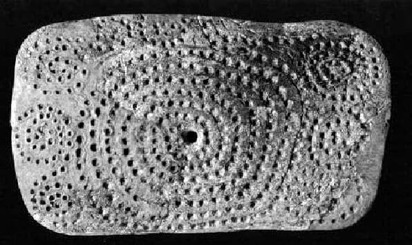 Placa de Marfil grabada de Mal'ta (Rusia) interpretada como calendario lunisolar por B.A. Frolov