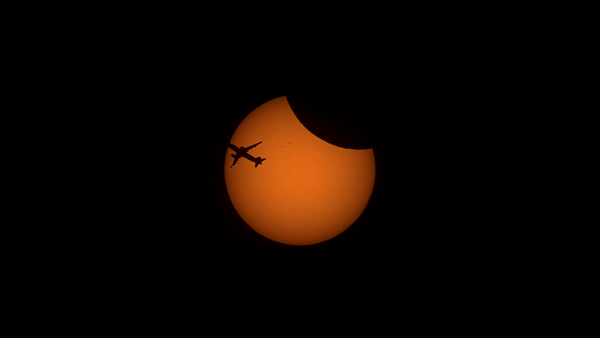 Avión cruzando el disco solar durante el eclipse parcial. Seestar s30