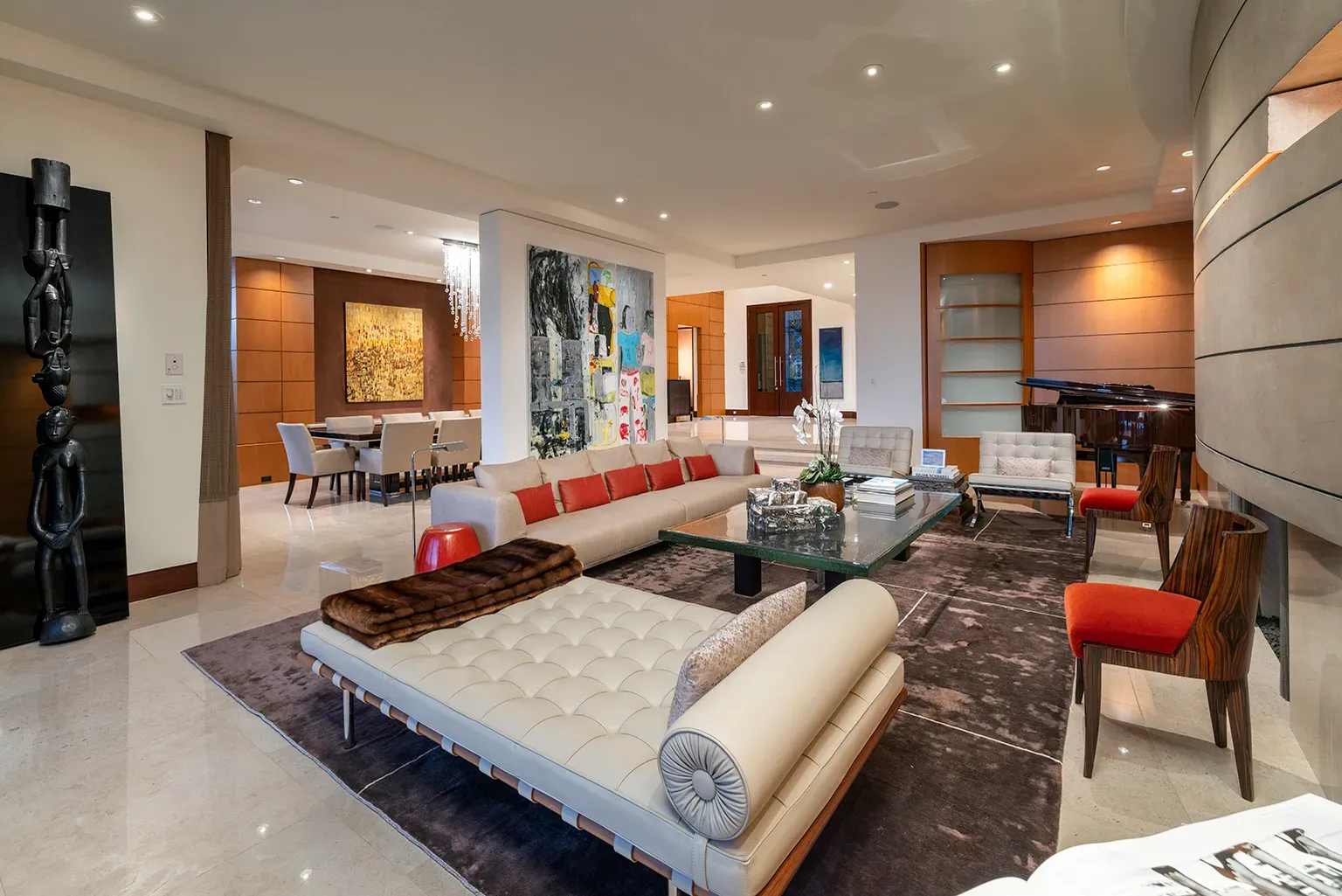 Back to the lounge—cream sectional with a purple rug. Bold, kinda nails it.