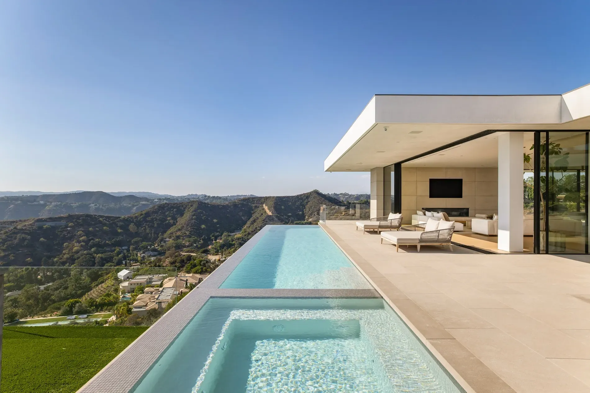 Infinity pool just melting into the view. Not sure I’d ever leave.