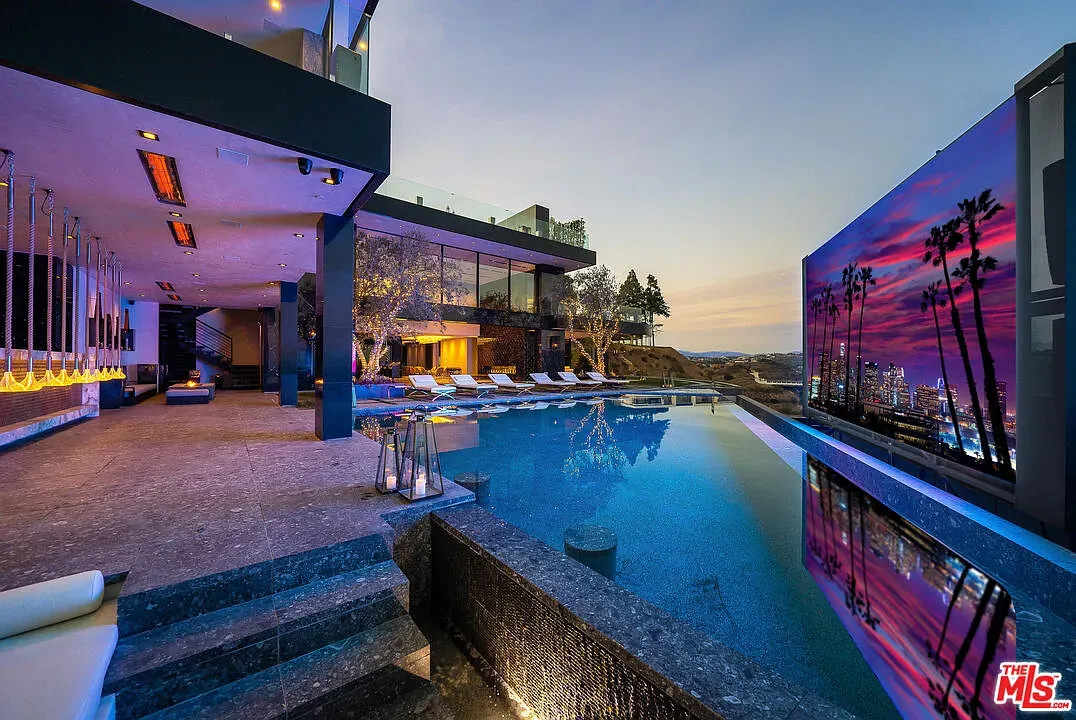 Here's the showstopper—sun melting into the pool, city just chillin'.