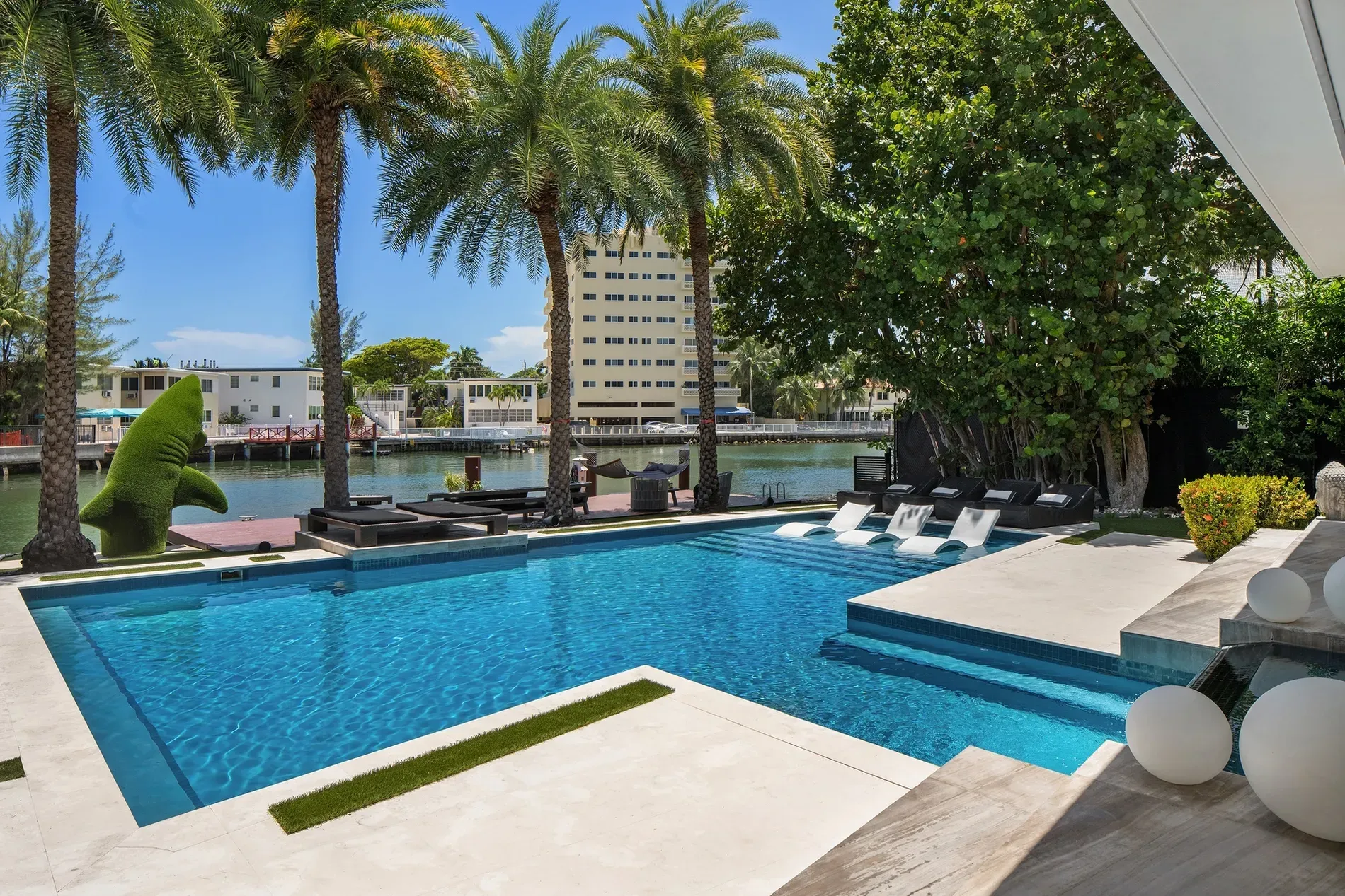 Pool looks crisp. Shallow shelf for lazy sits, deep end lurking.