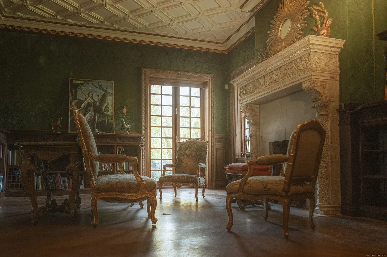 Green velvet walls and sneaky gold pattern. Anyone else getting theater vibes?