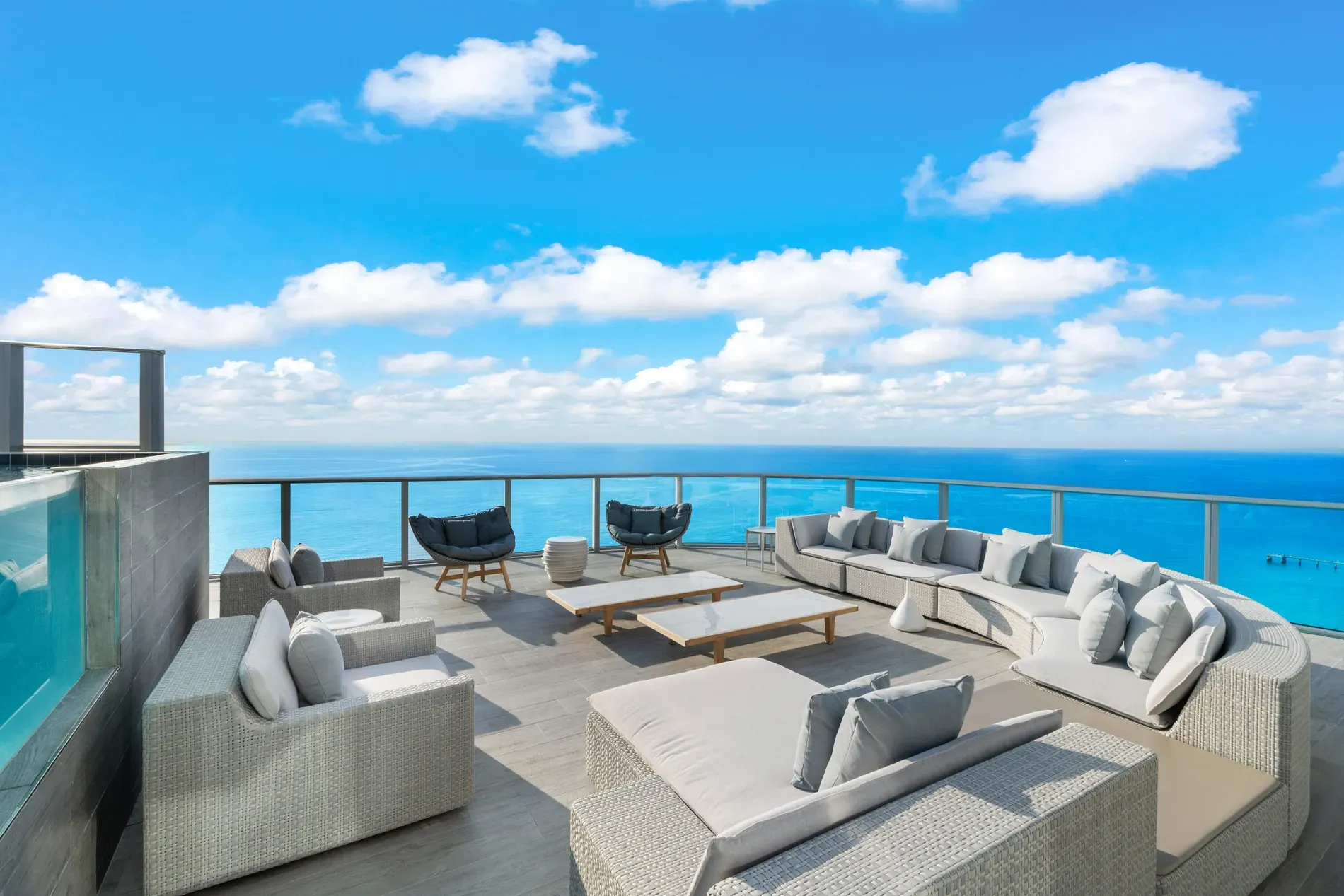 From this angle, the circular roof sofa feels a campfire. Why circle?