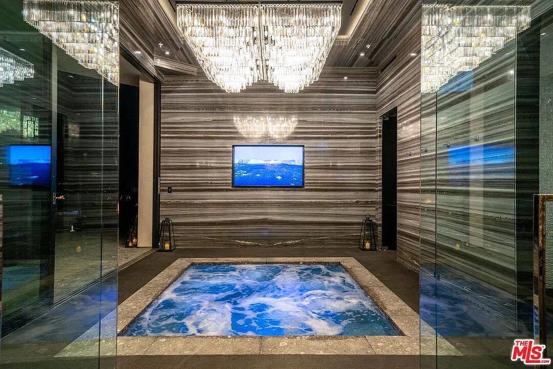 Spa room looks hotel-level. Anyone else hear pan flute music?