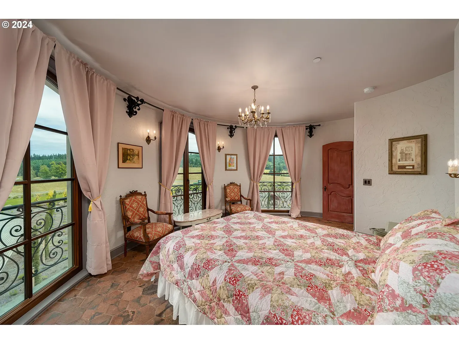 That curved window wall—views for days. Imagine waking up to fields.