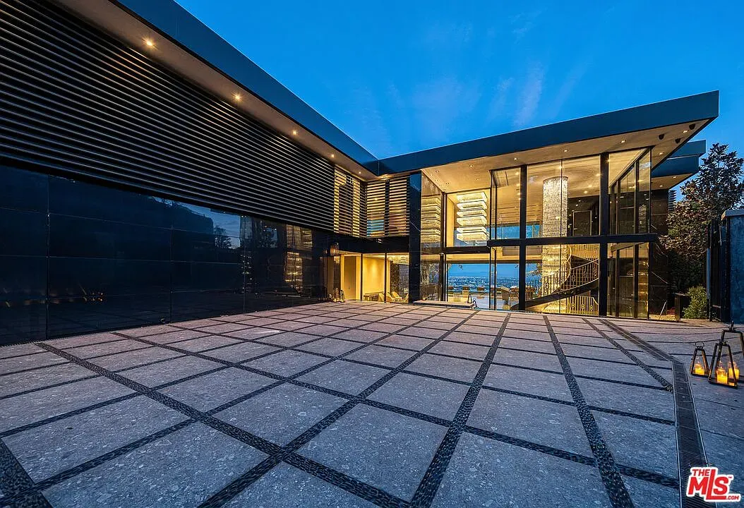 Here's the front—glass fortress and that geometric driveway flexing hard.